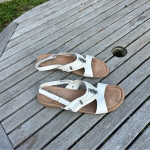 Minnetonka White and Tan Sandals with Crisscross Straps